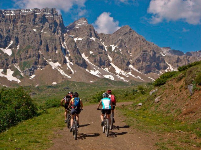 Ruta por los bellos y altos paisajes del Valle de Tena. Viaje de 3 días.